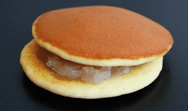 El dorayaku está compuesto por dos bizcochos y relleno de anko