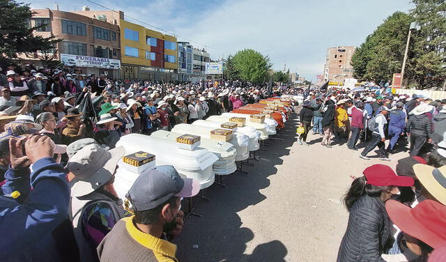 Adiós simbólico. Los ataúdes en fila (aún sin los cuerpos de las víctimas de la represión) reciben el adiós público en Juliaca. Los ciudadanos mostraron dolor e indignación en este acto.