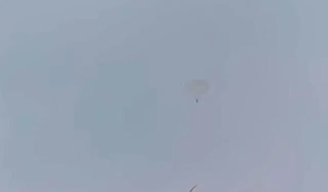 La Bomba del Zar llegó a su destino con ayuda de un paracaídas para dar tiempo de escape a los aviones. Foto: captura de Rosatom