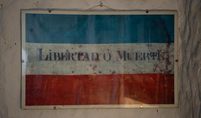 Una de las banderas de Uruguay fotografiada en la casa de la poeta Ana Amorós, sobreviviente de violencia sexual. Foto: AFP