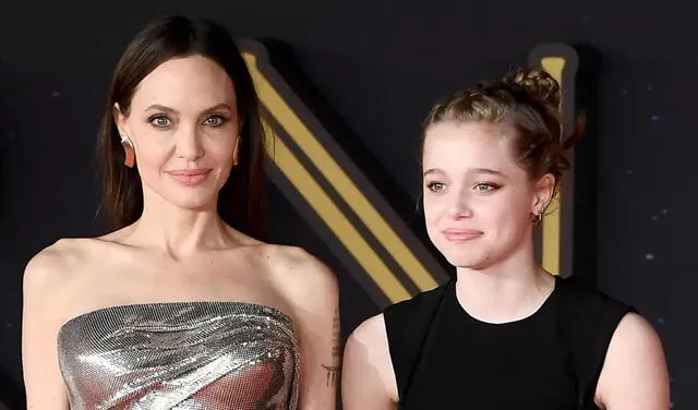 Angelina Jolie junto a una delas hijas que tuvo con Brad Pitt.
