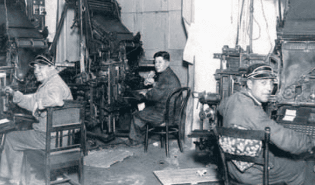 TALLERES. Empleados en máquina de linotipos del diario La Crónica, a mitad del siglo XX.