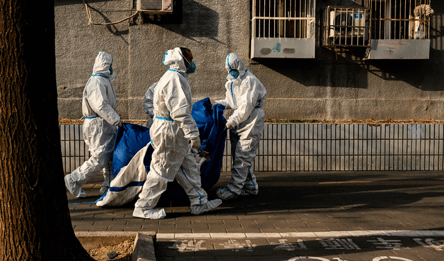 Con el fin de los test PCR sistemáticos y a gran escala y la posibilidad de aislarse en casa en los casos leves y asintomáticos, China está registrando cifras máximas de infecciones. Foto: AFP