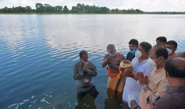India sumerge en un río las cenizas de 1.200 víctimas de COVID-19 que nadie reclamó