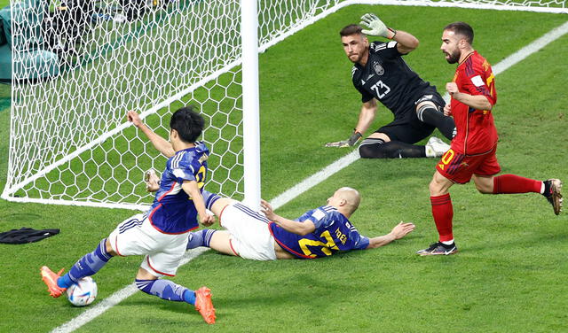 Una de las jugadas más polémicas de Qatar 2022 fue la que terminó en el segundo gol de Japón ante España, con el cual los nipones avanzaron a octavos de final. Foto: EFE