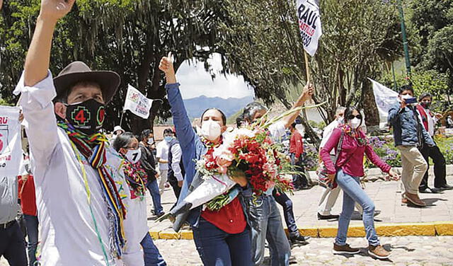 Verónika Mendoza. Con un ramo de flores, la recibió un grupo de partidarios en Cusco. Foto: Miguel Gutiérrez/La República