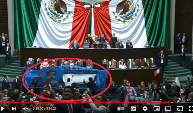 Banderola azul con la foto de Maduro. Foto: captura en Twitter / periodista.