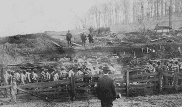 Un grupo de presos encadenados fotografiados en 1909