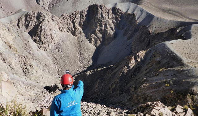 Trabajador del IGP señalando el cráter del volcán. Foto: EFE