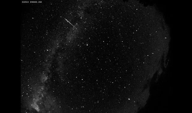 En la imagen, un meteoro cruza el cielo en el hemisferio norte. Foto: Jan Hattenbach / @JanHattenbach / Twitter