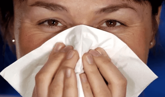 ¿Qué sucede si reprimo un estornudo?