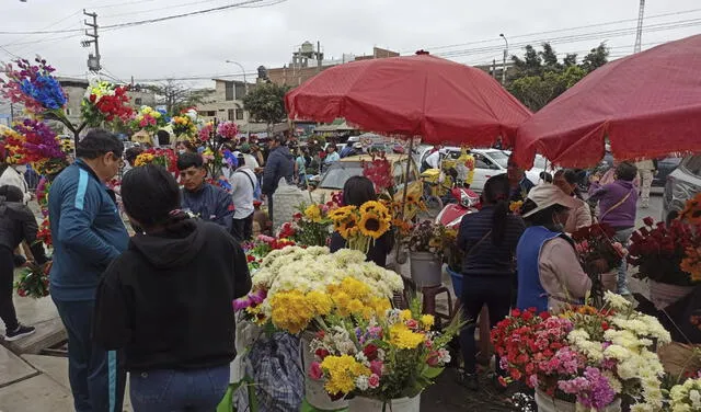 Las flores subieron su precio en uno o dos soles por el Día de Todos los Santos. Foto: Y. Goicochea/URPI-La República