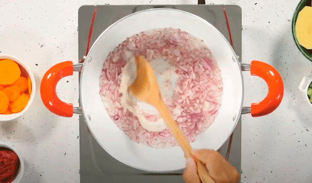 Preparación del estofado de pollo paso a paso. Foto: captura de Buenazo / YouTube