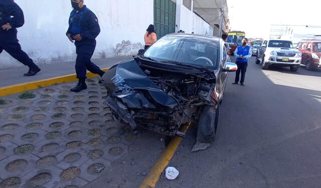 El taxi se llevó la peor parte, pues quedó con la parte delantera completamente destrozada. Foto: Alexis Choque/URPI