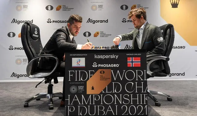 Carlsen y Neponmiachtchi disputaron el título mundial en Dubái. Foto: EFE