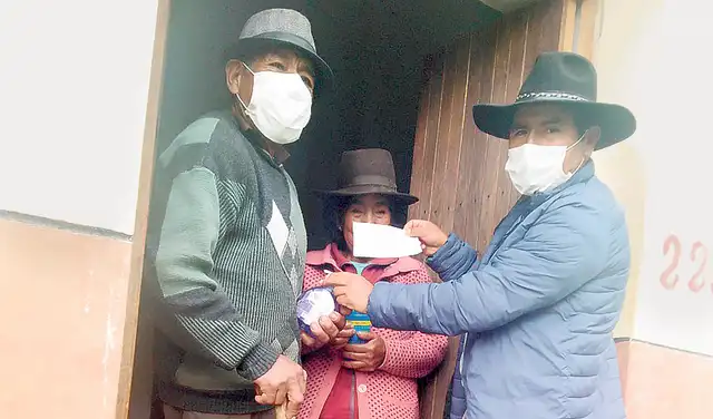 Control. Se reparten mascarillas a las familias en sus casas. Foto: difusión Control. Se reparten mascarillas a las familias en sus casas. Foto: difusión