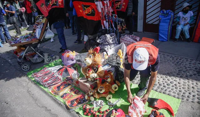 La venta de souvenirs a la orden del día en exteriores del estadio. Foto: Rodrigo Talavera/La República
