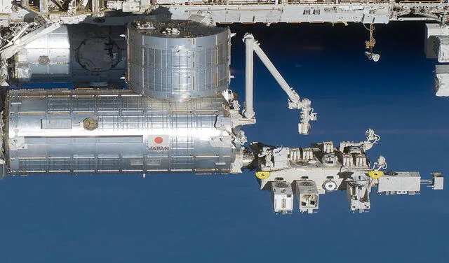 El Módulo japonés Kibo a la izquierda; la Unidad de instalaciones expuestas a la derecha | Foto: NASA / Wikipedia