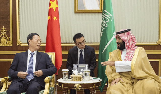 En 2017 en el Palacio Real de Arabia Saudita, el príncipe heredero Mohammed bin Salman (derecha) reuniéndose con el primer viceprimer ministro de China, Zhang Gaoli (izquierda). Foto: AFP
