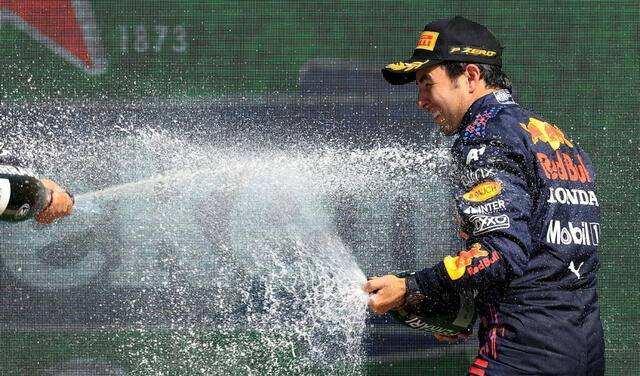 'Checo' Pérez celebrando en el podio. Foto: EFE.