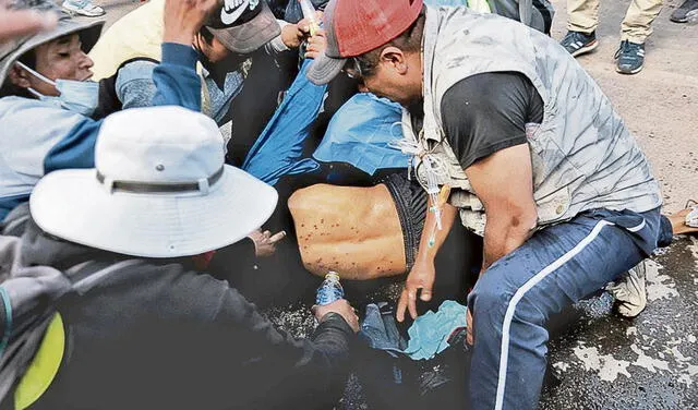 Herido. Pobladores tratan de ayudar a un activista herido en la espalda con perdigones. Foto: difusión