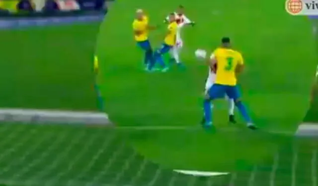 Preciso momento en que el balón choca en el brazo de Thiago Silva. Foto: captura América TV
