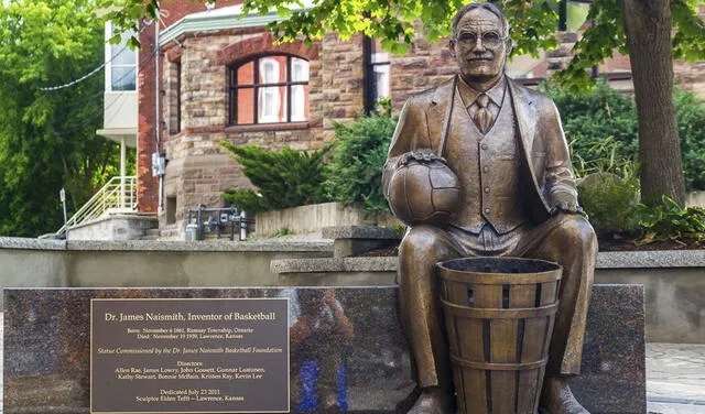 James Naismith Estatua