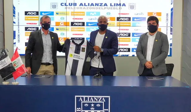 Jefferson Farfán posa con la camiseta de Alianza Lima. Foto: Alianza Lima TV