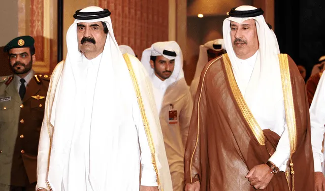El jeque Hamad bin Khalifa al Thani (izq.) y el canciller Hamad bin Jassim al Thani (der.) fueron piezas fundamentales del ascenso de Qatar en el escenario internacional y como potencia regional