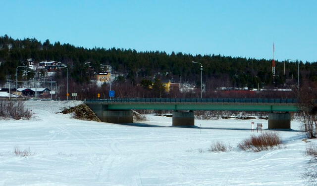 El puente que une los lados finlandés y sueco de Karesuando