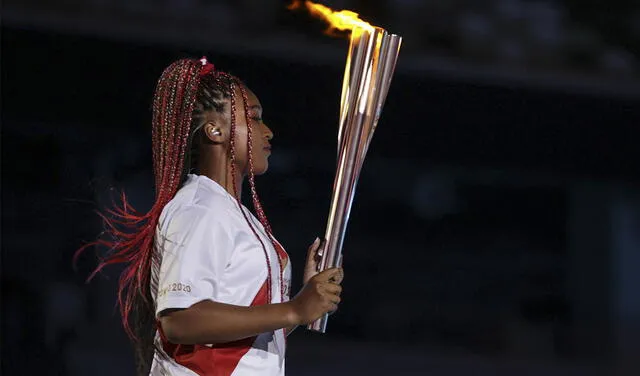 Naomi Osaka encendió la llama olímpica en la inauguración de Tokio 2020 desarrollada en su natal Japón. Foto: AFP