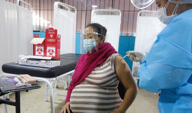 Actualmente ya se vacuna a madres gestantes, pacientes oncológicos y de inmunodeficiencia. Foto: Carlos Contreras / La República