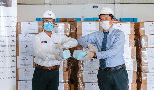 El ministro de Salud, Víctor Zamora, agradeció la donación de la empresa Huawei Perú. Foto: Minsa.