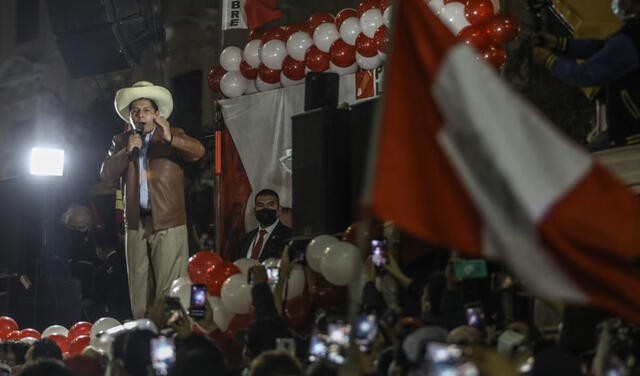 Pedro Castillo frente a sus simpatizantes, durante un mitin en la Plaza San Martín el sábado 26 de junio. Foto: Aldair Mejía/La República