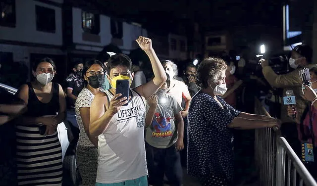 Noche de ilusión. Vecinos del Callao celebraron este arribo. Foto: Antonio Melgarejo/La República