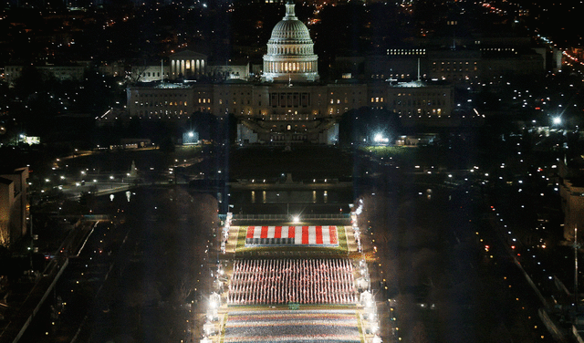 Campo de banderas frente al Capitolio en la noche previa a la toma de posesión de Biden. Foto: EFE