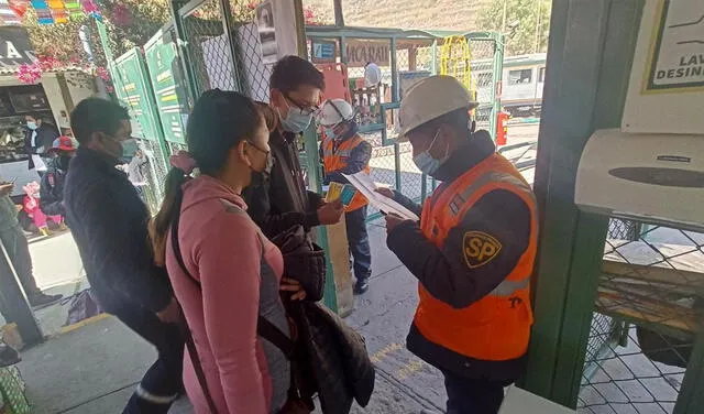 Ciudadanos esperan llegar a Aguas Calientes para luego ingresar a la ciudad inca. Foto: URPI/Alexander Flores