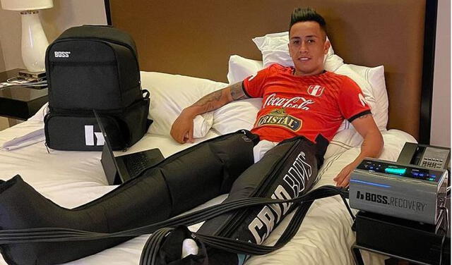 Christian Cueva rehabilita sus músculos con sistema de compresión. Foto: Instagram.