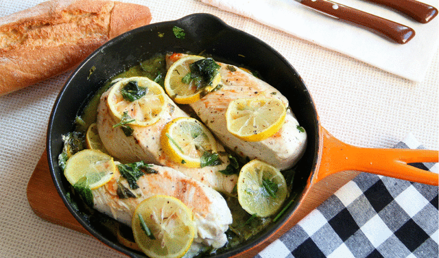 Pechugas de pollo con limón y hierbas aromáticas. Foto: Directo al paladar