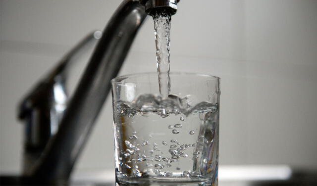 Para el primer ritual necesitarás llenar un vaso con agua. Foto: AFP