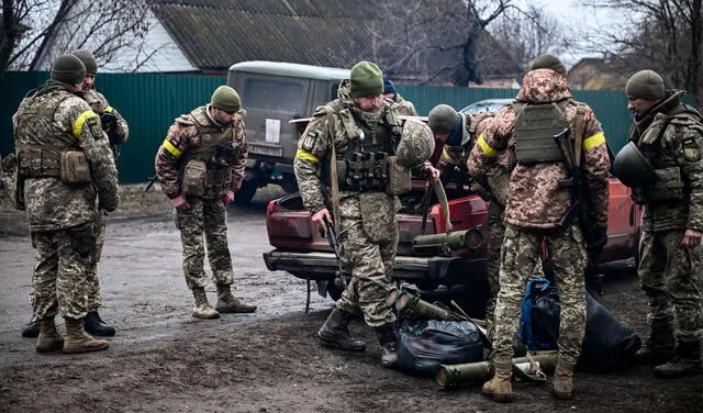 "Los soldados ucranianos vigilaban el área" es un ejemplo del uso de esta palabra. Foto: AFP