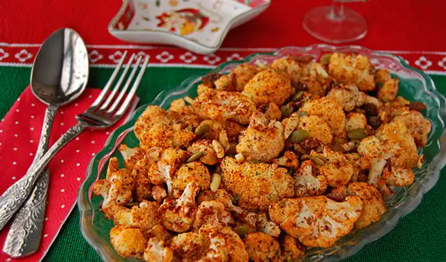 Coliflor asada al pimentón con frutos secos. Foto: Directo al Paladar