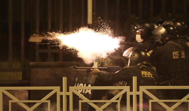 Policía reprimió a manifestantes con bombas lacrimógenas y perdigones en el Centro Histórico de Lima. Foto: Jorge Cerdán/La República
