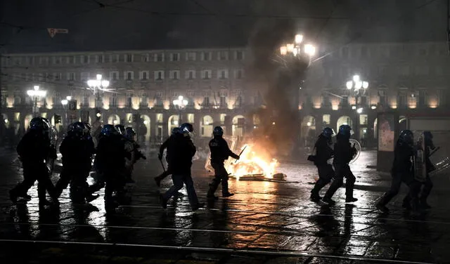 Los policías fueron atacados por los manifestantes. Foto: AFP