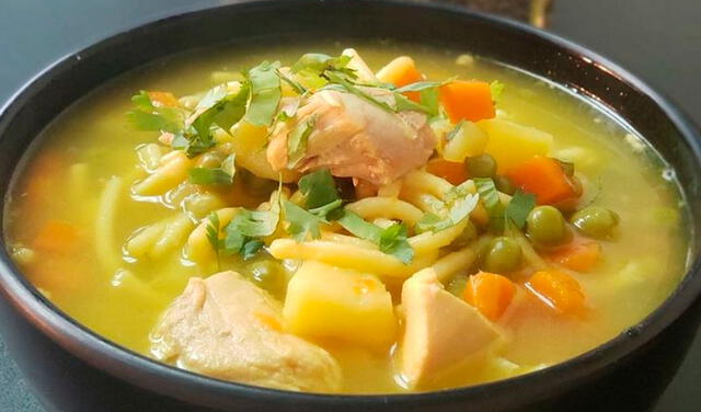 La sopa de pollo tibia ayuda a humedecer las vías respiratorias superiores. Foto: chivasmiami / Instagram