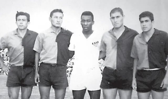 Jaime Soto, Alfredo Salinas, Armando Palacios y Hugo Paredes; junto a Pelé. Foto: captura especial Centenario/ Wilder Pari