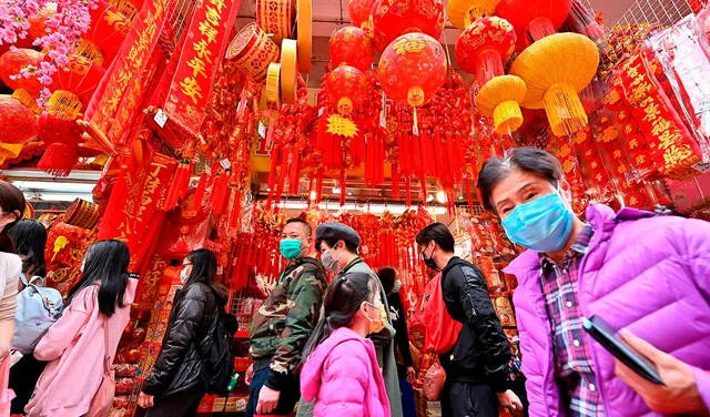 Los adornos de color rojo, como los de esta tienda, son tradicionales en el Año Nuevo chino. Foto: AFP