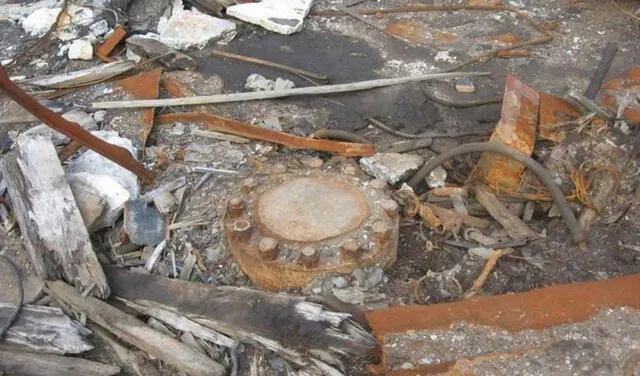 La tapa del agujero se encuentra entre los escombros del edificio de investigación. Foto: Rakot13/ CC BY-SA 3.0