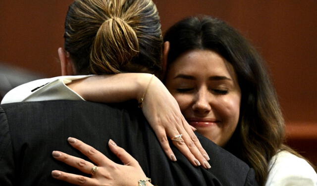 Camille Vásquez junto a Johnny Depp durante el juicio por la demanda de Amber Heard.
