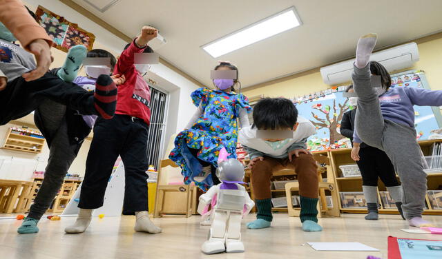 La curiosidad de los niños por el potencial de la inteligencia artificial ya se está desarrollando. Foto: Anthony Wallace / AFP